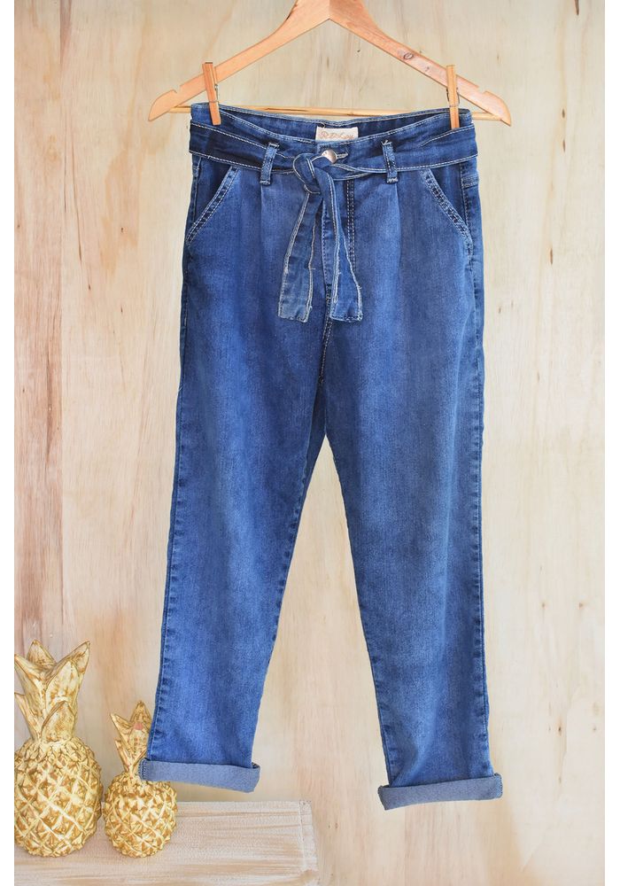 calça jeans com faixa na cintura